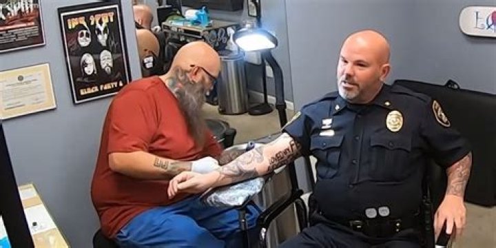 Can FBI agents have tattoos?