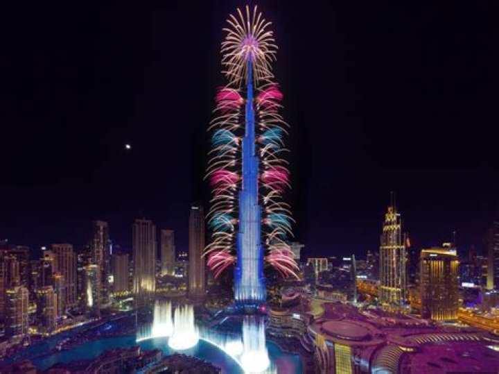 Can you show your feet in Dubai?