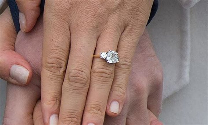 Did Diana leave her engagement ring to Harry?