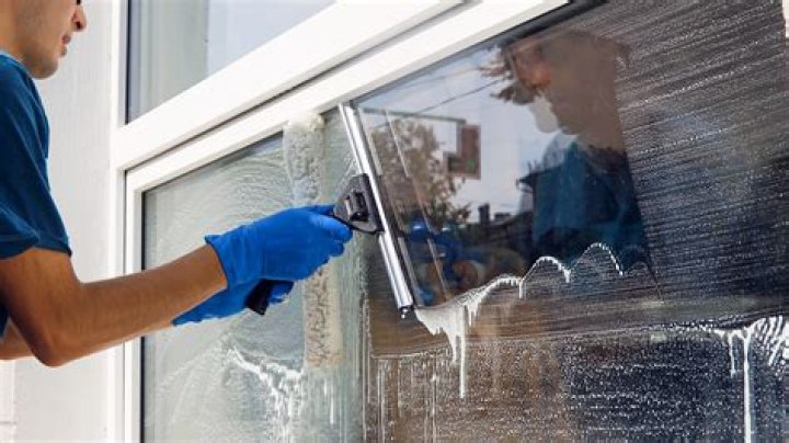 How do you clean windows with Jet Dry and Dawn?