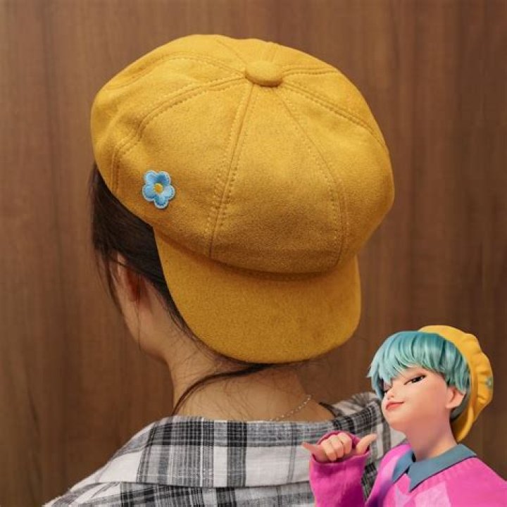 What kind of hat does Cousin it wear?